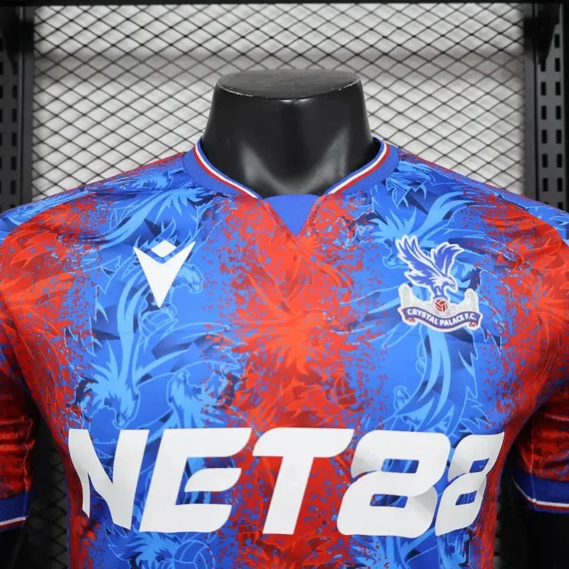 "Camisa Crystal Palace Home 24/25 - Jogador Masculina Vermelha e Azul - Netmantos"