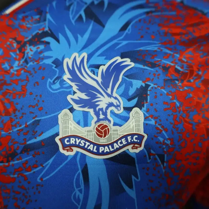 "Camisa Crystal Palace Home 24/25 - Jogador Masculina Vermelha e Azul - Netmantos"