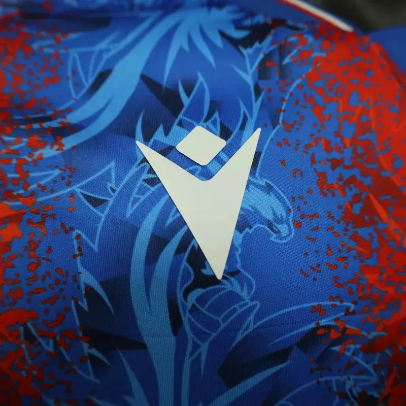 "Camisa Crystal Palace Home 24/25 - Jogador Masculina Vermelha e Azul - Netmantos"