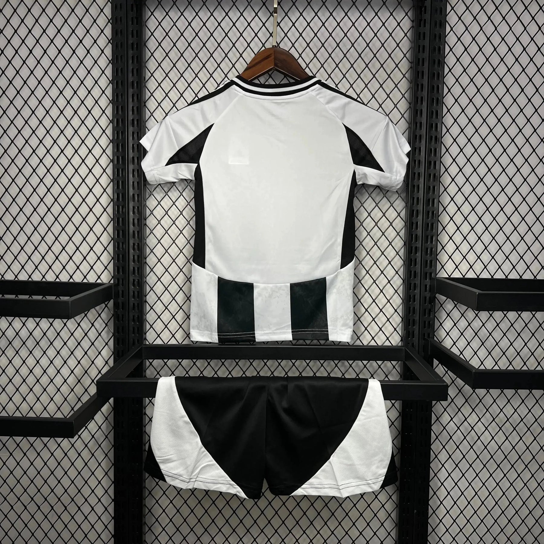 "Camisa Juventus Home 24/25 - Torcedor Infantil Preta e Branca - Netmantos"