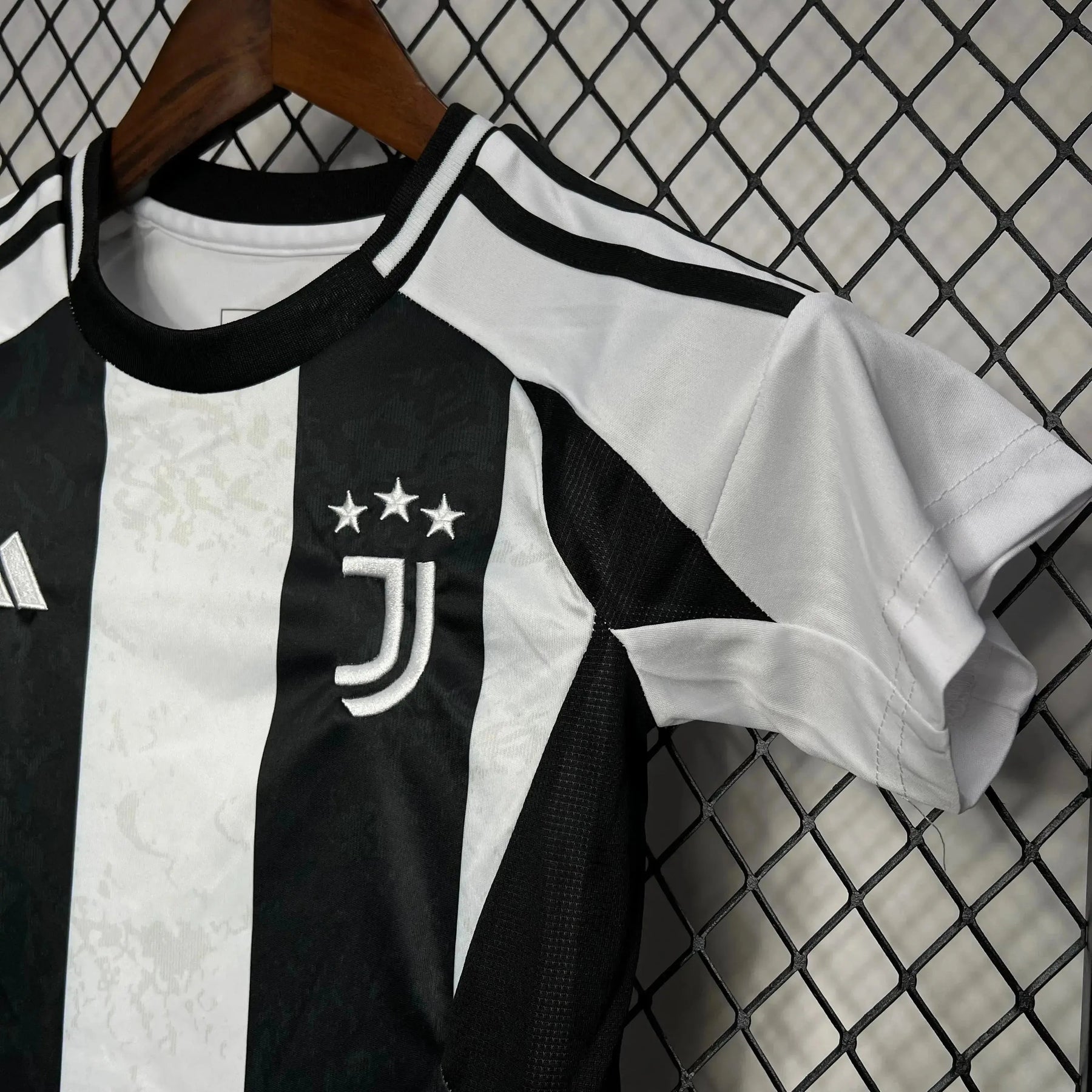"Camisa Juventus Home 24/25 - Torcedor Infantil Preta e Branca - Netmantos"