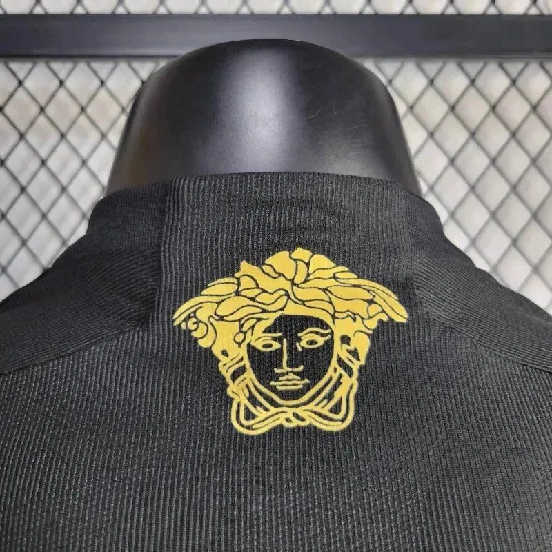 "Camisa Arsenal VERSACE 24/25 - Jogador Masculina Preta - Netmantos"