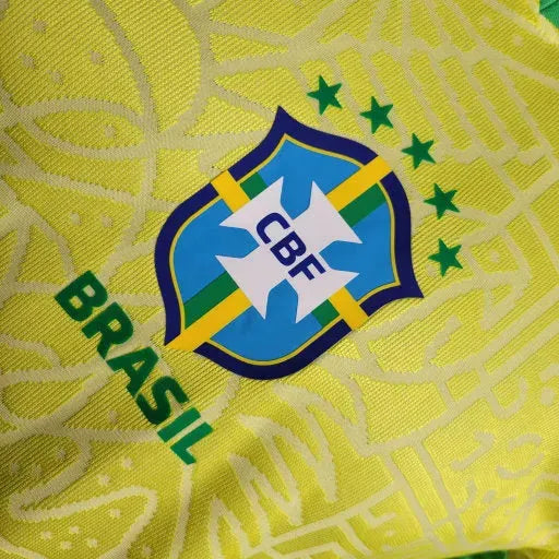 "Camisa Brasil Home 24/25 - Jogador Masculina Amarela Escudo no Meio - Netmantos"