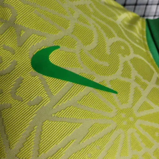 "Camisa Brasil Home 24/25 - Jogador Masculina Amarela Escudo no Meio - Netmantos"