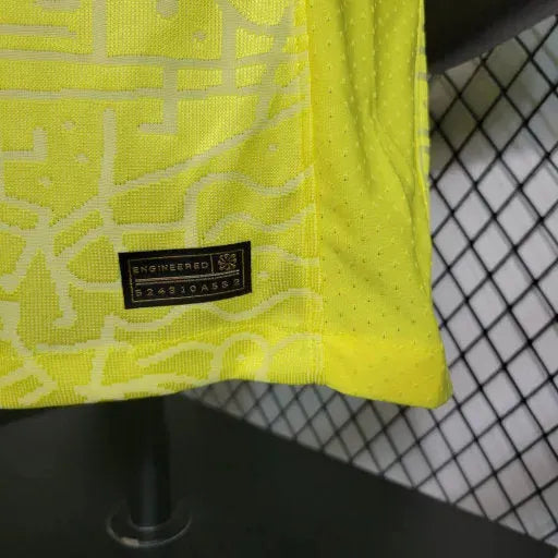 "Camisa Brasil Home 24/25 - Jogador Masculina Amarela Escudo no Meio - Netmantos"