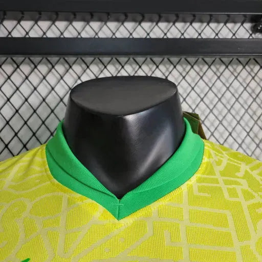 "Camisa Brasil Home 24/25 - Jogador Masculina Amarela Escudo no Meio - Netmantos"