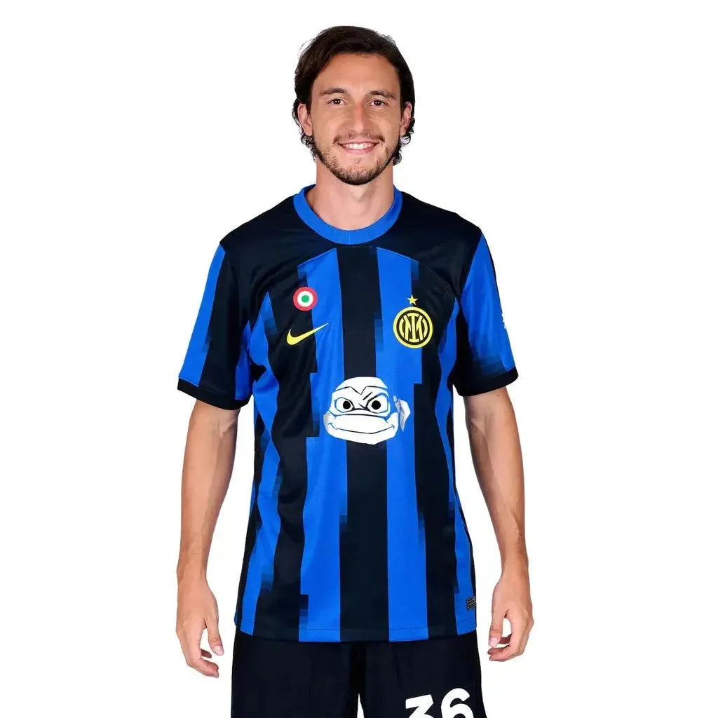 Camisa Inter de Milão Tartarugas Ninja Home 24/25 - Torcedor Masculina Azul e Preta - Netmantos