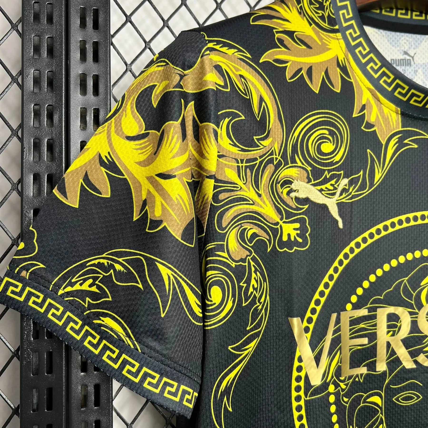"Camisa Itália x Versace 23/24- Torcedor Masculina Preta e Amarela - Netmantos"