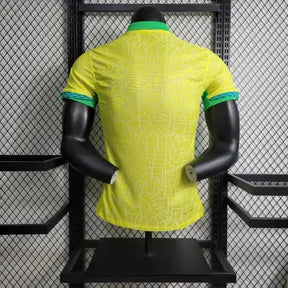 "Camisa Brasil Home 24/25 - Jogador Masculina Amarela Escudo no Meio - Netmantos"