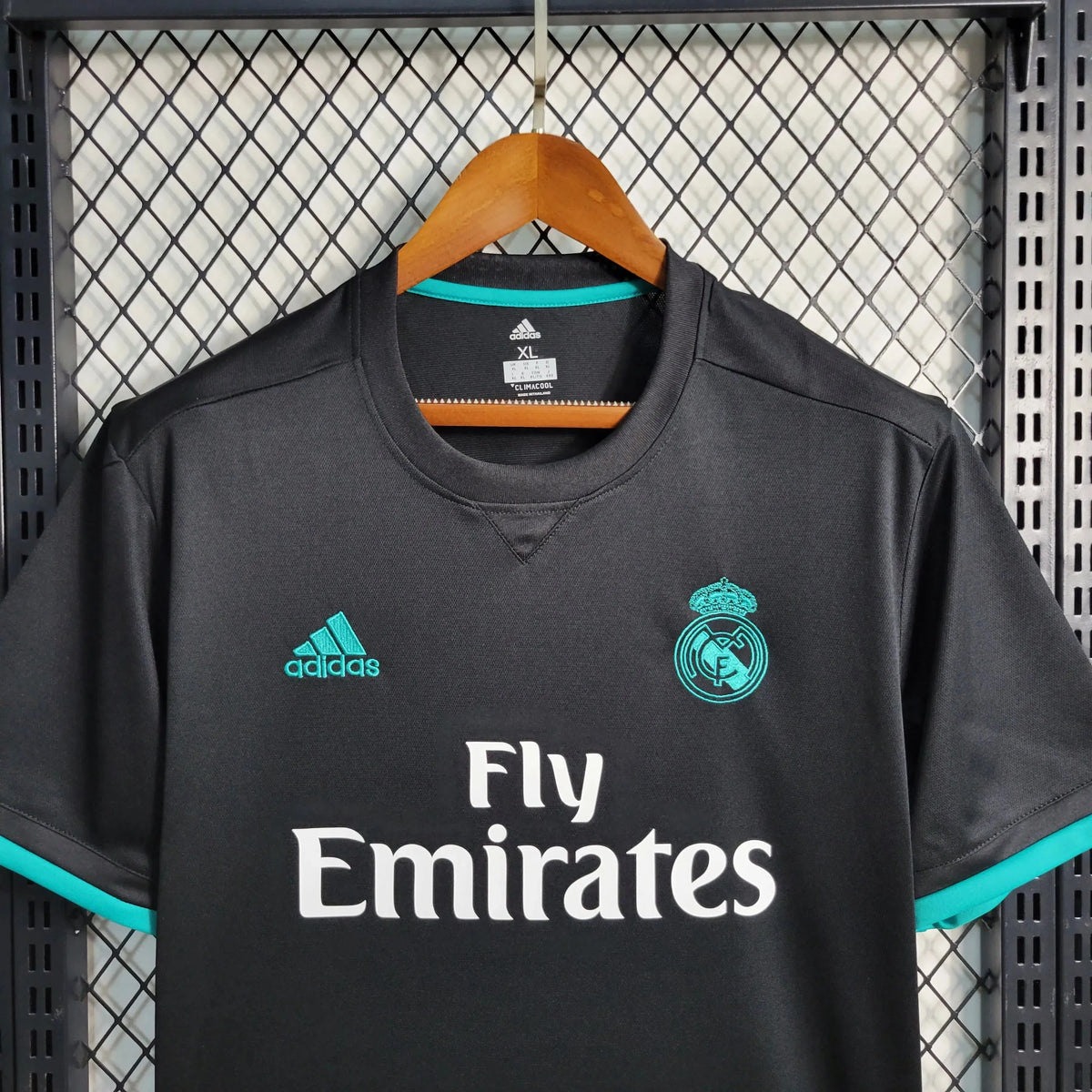 "Camisa Real Madrid Retrô Away 17/18 - Torcedor Masculina Preta e Azul - Netmantos"