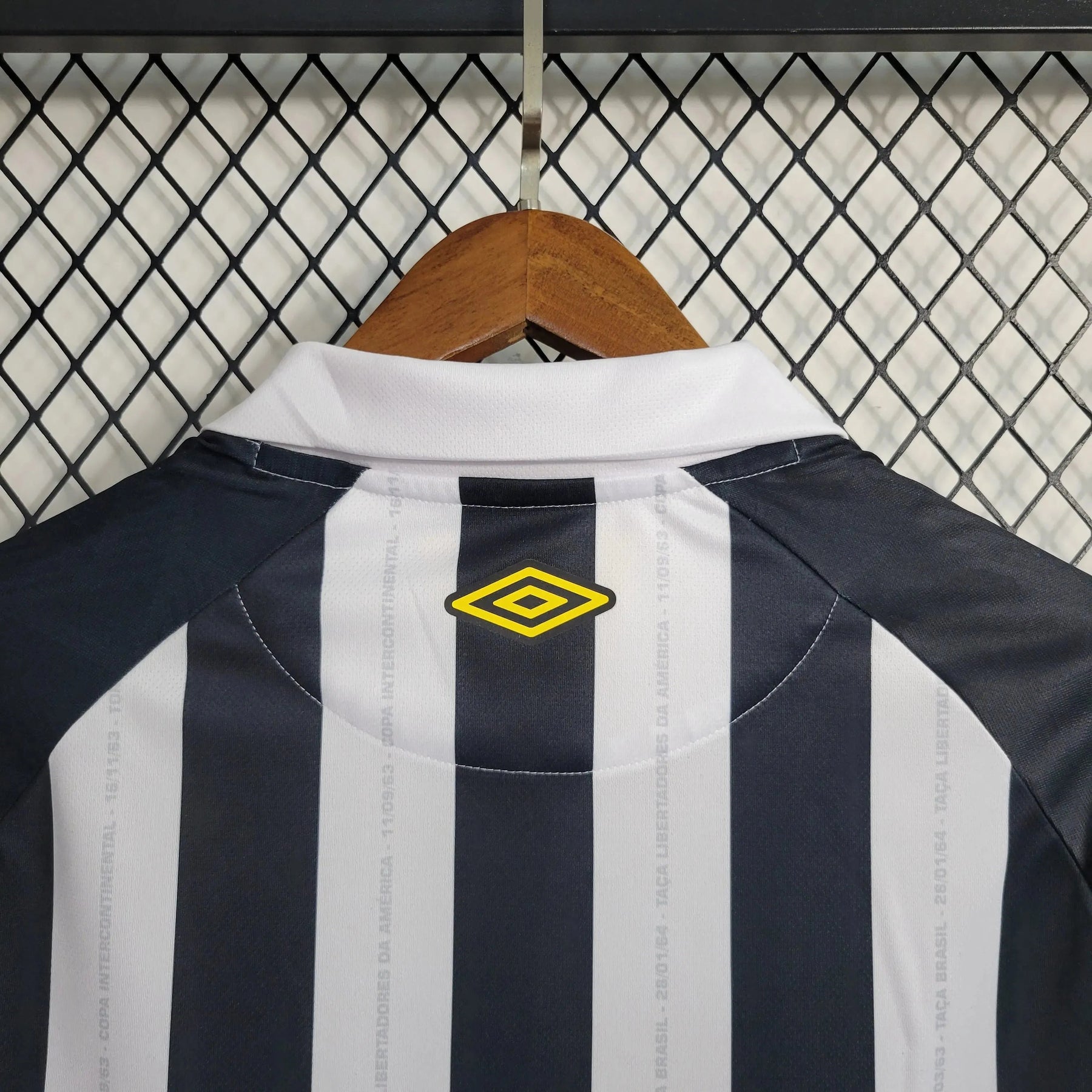 "Camisa Santista Away 23/24 - Torcedor Masculina Preta e Branca - Netmantos"