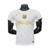Camisa Barcelona TRAVIS SCOTT 25/26 - Jogador Masculina Branca e Dourada