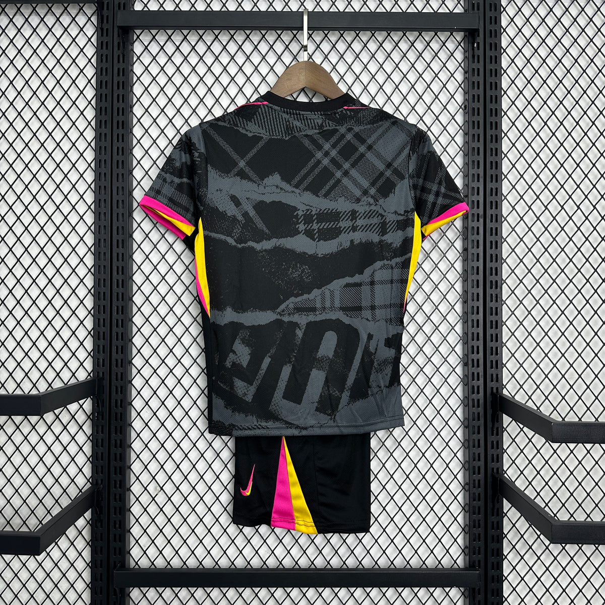 Camisa Chelsea Third Away 24/25 - Torcedor Infantil Preta e Rosa